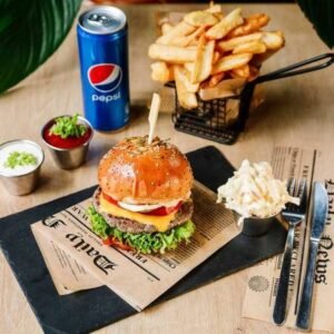 Hambúrguer com Bebida e Batatas Fritas